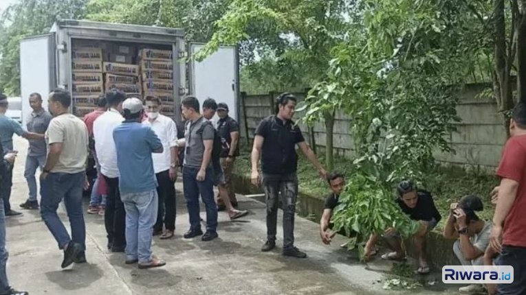 Penyitaan daging beku impor kedaluwarsa oleh tim Bareskrim Polri